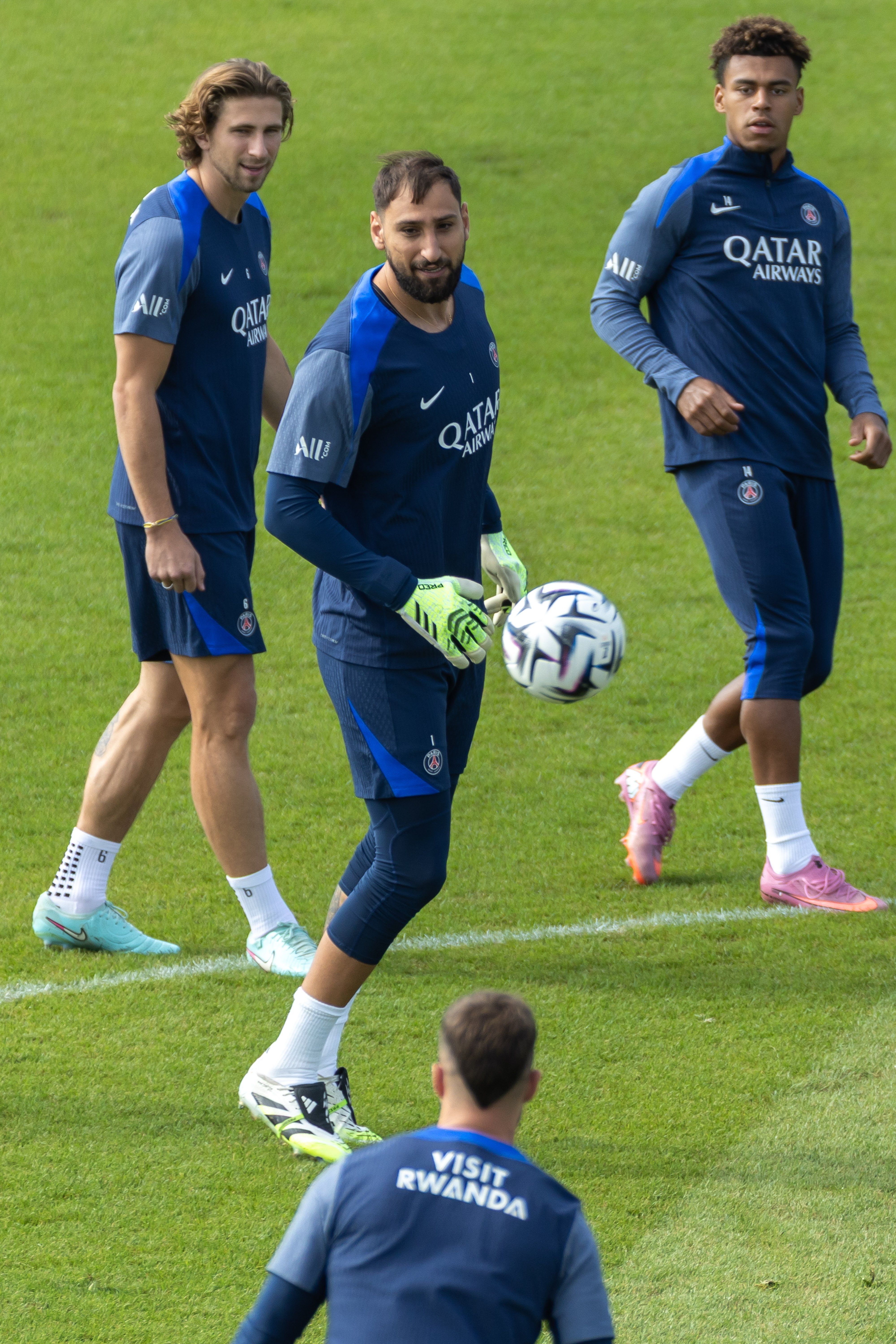 转会期体能课后，巴黎圣日耳曼手感冰凉备战荷甲，信心回归，团队化学反应显著的简单介绍