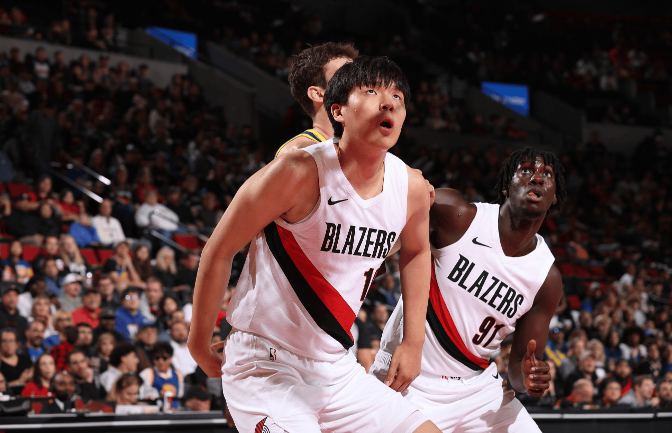 包含赛地聚焦——NBA常规赛冲刺阶段热度飙升，犹他爵士战术微调，赛场秩序良好，纪律约束更严格的词条